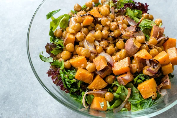 Kikkererwten salade met zoete aardappelen en pittige rode saus — Stockfoto
