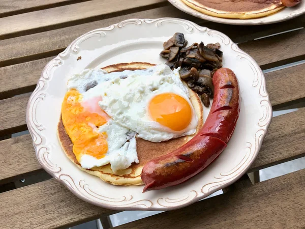 팬케이크, 계란 후라이, 버섯을 곁들인 브라트부르스트 소시지 독일식 아침 식사. — 스톡 사진