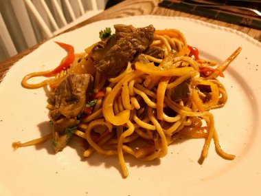 Tabakta Sebzeli Sığır Şehriye Yemeye Hazır.