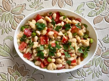 Fasulye, Soğan ve Maydanozlu Türk Piyaz Salatası.