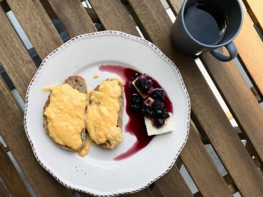 Tost Ekmeği, Peynir ve Böğürtlen Reçeli ile Kahvaltı Tabağında Ev Yapımı Kremalı Çırpılmış Yumurta.