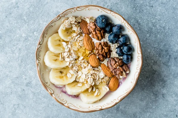 Yoğurt, Böğürtlen, Muz Dilimleri, Ceviz, Bal, Reçel, Yulaf, Badem, Susam ve Porselen Kase granola ile Acai Bowl.