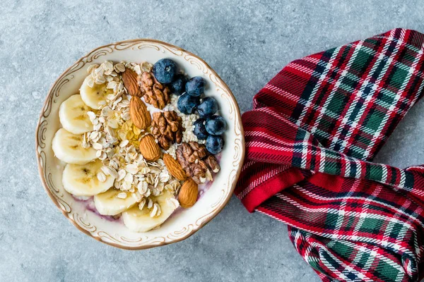 Yoğurt, Böğürtlen, Muz Dilimleri, Ceviz, Bal, Reçel, Yulaf, Badem, Susam ve Porselen Kase granola ile Acai Bowl.