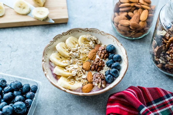 Yoğurt, Böğürtlen, Muz Dilimleri, Ceviz, Bal, Reçel, Yulaf, Badem, Susam ve Porselen Kase granola ile Acai Bowl.