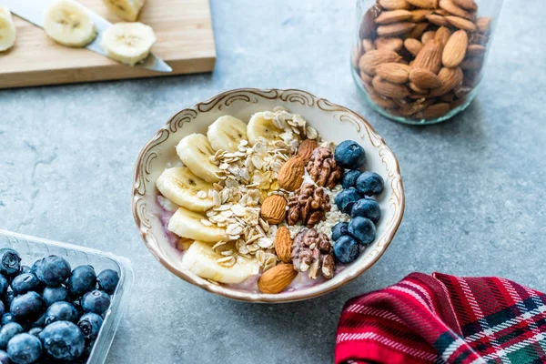 Yoğurt, Böğürtlen, Muz Dilimleri, Ceviz, Bal, Reçel, Yulaf, Badem, Susam ve Porselen Kase granola ile Acai Bowl.