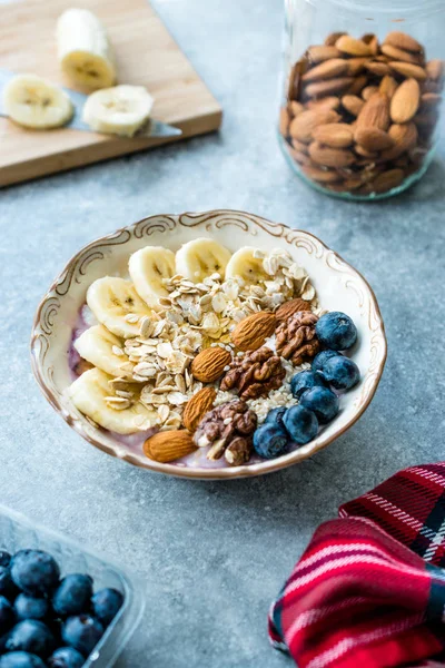 Yoğurt, Böğürtlen, Muz Dilimleri, Ceviz, Bal, Reçel, Yulaf, Badem, Susam ve Porselen Kase granola ile Acai Bowl.