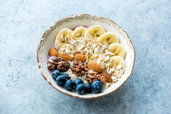 Yoğurt, Böğürtlen, Muz Dilimleri, Ceviz, Bal, Reçel, Yulaf, Badem, Susam ve Porselen Kase granola ile Acai Bowl.