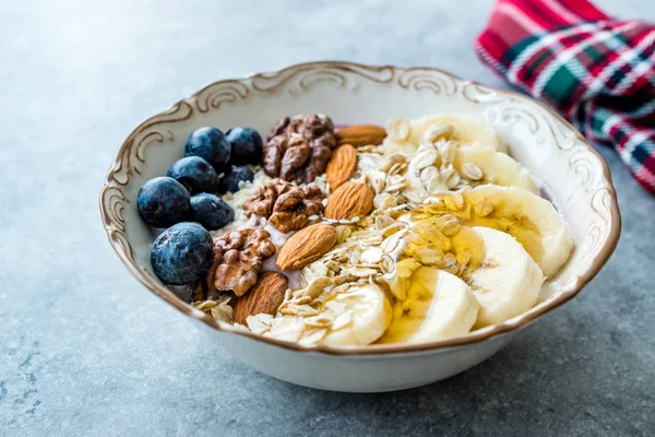 Yoğurt, Böğürtlen, Muz Dilimleri, Ceviz, Bal, Reçel, Yulaf, Badem, Susam ve Porselen Kase granola ile Acai Bowl.