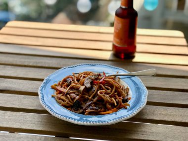 Bira Şişesi ile Servis Tabaksebzeli Beef Noodle