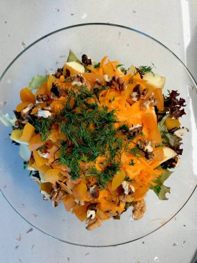 Yaban Mersini, Kuru Kayısı, Turp, Dereotu, Ceviz ve Portakal Suyu Soslu Çiğ Meyve Salatası.