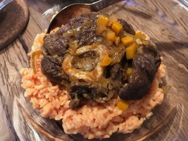 Osso Buco, Safran Risotto ile Şarap Kızarmış Dana Sapları, Salata ile Akşam Yemeği Masada Közlenmiş Kırmızı Biber ve Biberiye. 