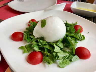 Rotovar Domatesli Burrata Peyniri ve Rucola / Roket veya Arugula Restoranda Yaprak. 