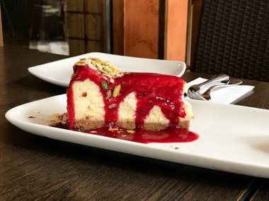Restaurant'ta Antep Fıstığı Dilimleri ile Ahududu Cheesecake servis 