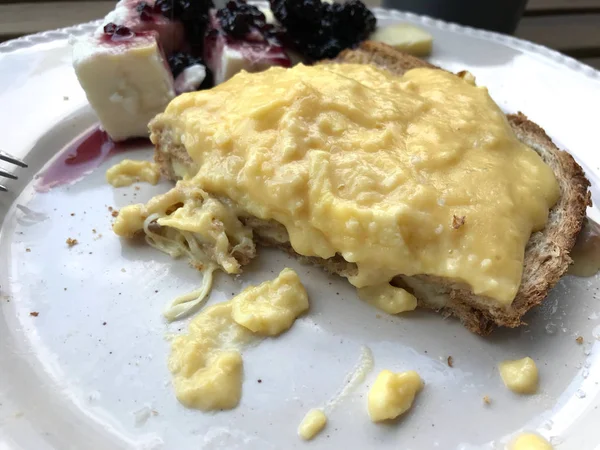 Huevos revueltos cremosos caseros en la placa del desayuno con pan tostado, queso y mermelada de mora . — Foto de Stock