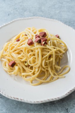 Yumurta, pastırma ve krem ile Spagetti Carbonara. İtalyan gıda.