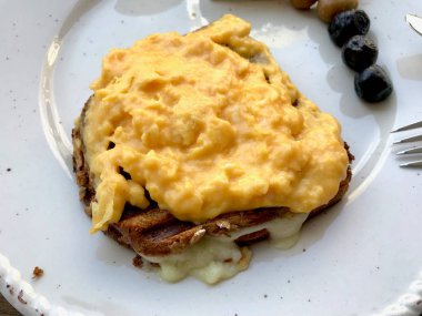 Tost Ekmeği ile Kahvaltı Tabağı Nda Ev Yapımı Kremalı Çırpılmış Yumurta. 