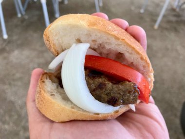 Türk Yemekleri Köfte Ekmek / Domatesli ve Soğanlı Köfte Sandviçi. 