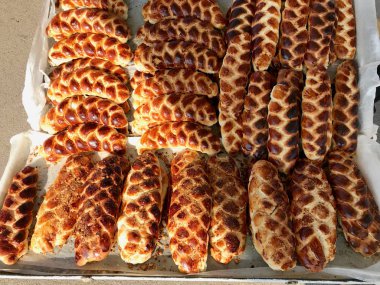 Satılık Şabat için Tatlı Örgülü Ekmek / Paskalya Coregi veya Challah Ekmek.