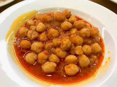 Etli yemek nohut. / Dana eti tas hamsi. Geleneksel gıda