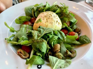 Pesto Soslu Mozzarella Salatası, Yeşil Zeytin ve Arugula Rucola veya Roket Yaprakları. 