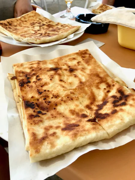 Traditionella Qutab eller Gozleme görs med degen, malet kött eller ost. — Stockfoto