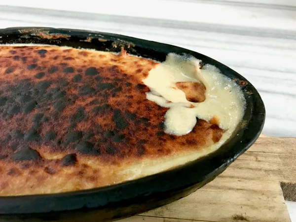 Postre turco Helva horneado en cazuela / Halva en Guvec . — Foto de Stock