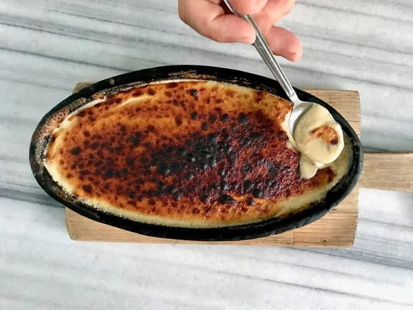 Postre turco Helva horneado en cazuela / Halva en Guvec . — Foto de Stock