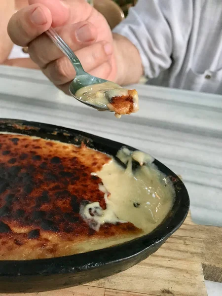 Postre turco Helva horneado en cazuela / Halva en Guvec . — Foto de Stock