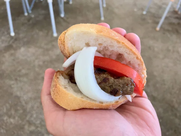 Turkish Food Kofte Ekmek / Meatball Sandwich with tomatoes and onion. — Stock Photo, Image