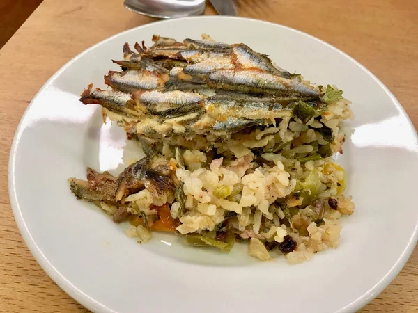 Comida tradicional Karadeniz Hamsi Pilav / Anchova com Arroz. Frutos do mar . — Fotografia de Stock