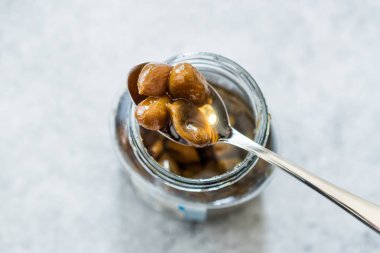 Kavanozda Kaşıkla Antep Fıstığı Reçeli / Marmelat.