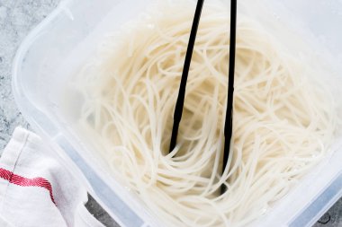 Kaynar Suda Pirinç Şehriye Kullanıma Hazır.