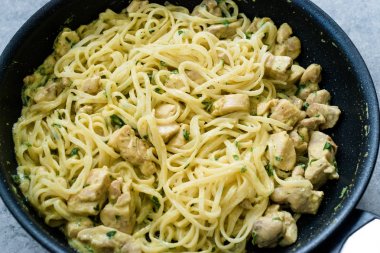 Tavada Köri Soslu Tavuklu Pirinç Şehriye Yemeye Hazır.