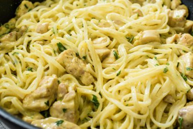 Pan Close Up Makro Görünüm köri soslu Tavuk ile Pirinç Şehriye.