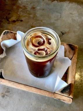 Cafe Shop Ahşap Tepsi ile Kavanoz soğuk brew Ice Coffee Americano.