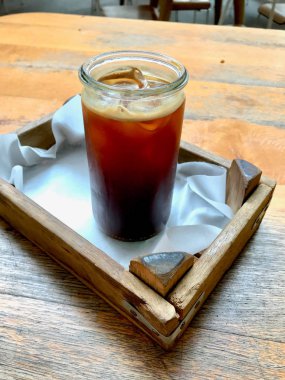 Cafe Shop / Cold Brew ahşap tepsi ile Kavanozsoğuk Buz Kahve Americano