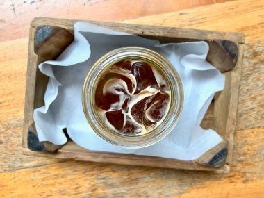 Cafe Shop / Cold Brew ahşap tepsi ile Kavanozsoğuk Buz Kahve Americano
