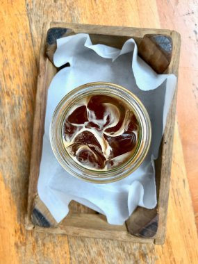 Cafe Shop / Cold Brew ahşap tepsi ile Kavanozsoğuk Buz Kahve Americano