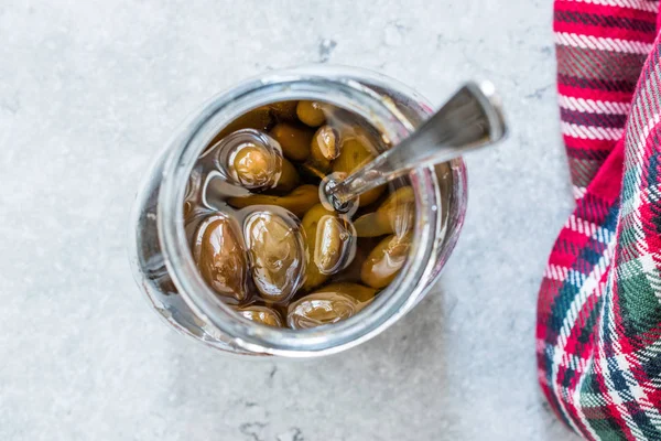 Mermelada de pistacho con cuchara en tarro / mermelada . —  Fotos de Stock