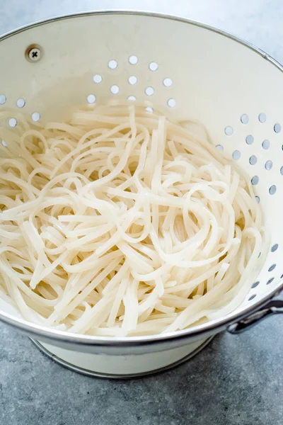 Rice noodle in vergiet klaar voor gebruik. — Stockfoto