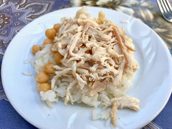 トルコの通り食品チキンとひよこ豆ご飯。/tavuk ピラフ. — ストック写真