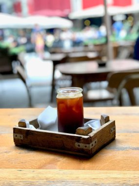 Cafe Shop Ahşap Tepsi ile Kavanoz soğuk Buz Kahve Americano.