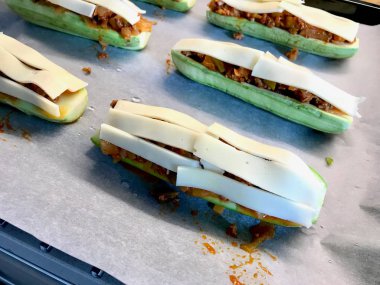 Fırında Kabak Kabak Peynir ve Dereotu Dolması.