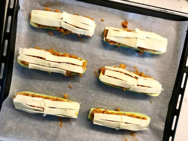 Fırında Kabak Kabak Peynir ve Dereotu Dolması.