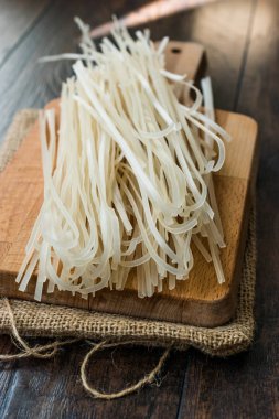 Keten Peçete Çuval Üzerinde Çiğ Pirinç Erişte Kullanıma Hazır. Organik Gıda.