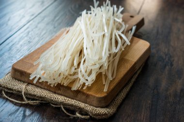 Keten Peçete Çuval Üzerinde Çiğ Pirinç Erişte Kullanıma Hazır. Organik Gıda.