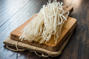 Keten Peçete Çuval Üzerinde Çiğ Pirinç Erişte Kullanıma Hazır. Organik Gıda.