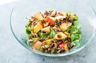 Şeftali Meyveli Purslane Salatası, Kavrulmuş Ceviz ve Çam Fıstığı.