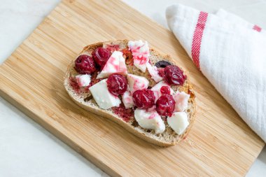 Ekmek Dilimi / Marmelat üzerine Beyaz Peynirli Vişne Reçeli