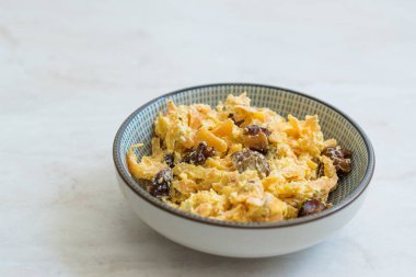 Kavrulmuş Cevizli Türk Havuç Salatası / Yoğurtlu Tarator.